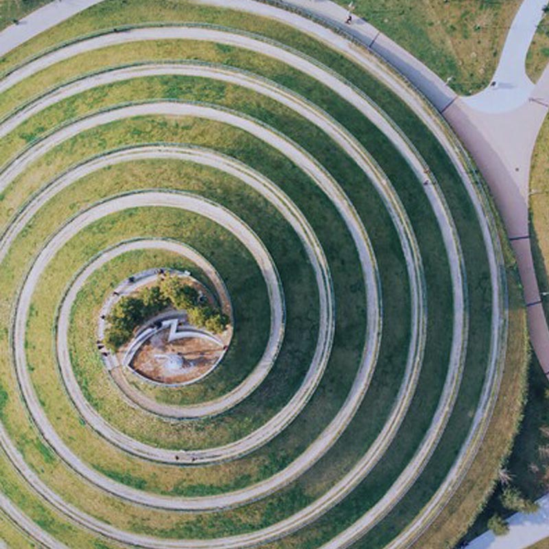 Labyrinth als metafoor voor de verbinding tussen buiten en binnen.